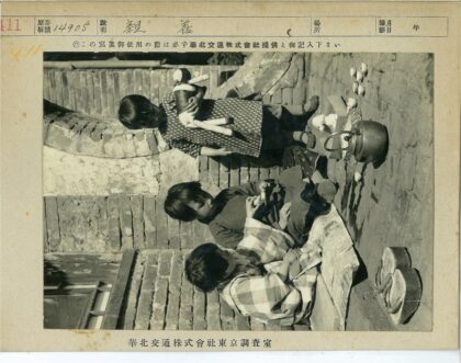 三人户外聚会与娃娃场景.jpg