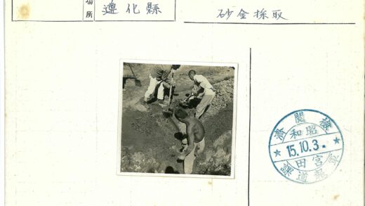 三人户外铲土工作照.jpg