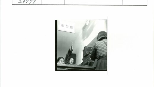三人房间内工作场景.jpg