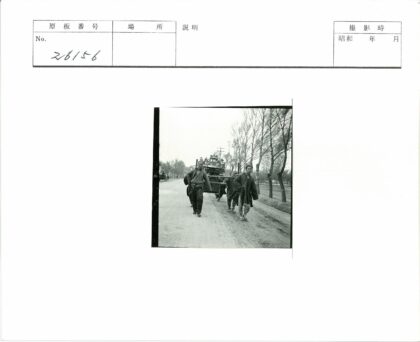 三人拉马车林间土路行.jpg