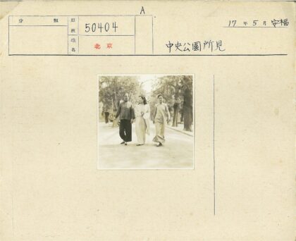 三人持扇漫步林荫长凳休憩.jpg