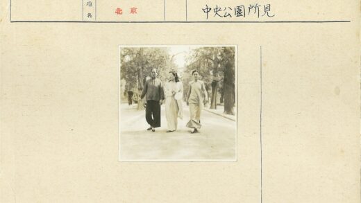 三人持扇漫步林荫长凳休憩.jpg
