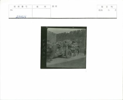 三人推车运麻袋.jpg