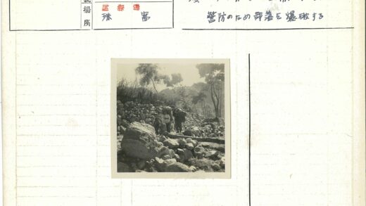 三人提篮走岩石小径.jpg