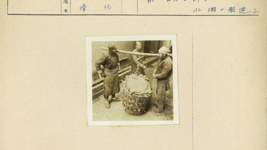 三人提编织篮小巷合影.jpg