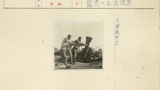 三人操作大型手动机械装置.jpg