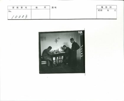 三人木桌前读写亚洲文字.jpg