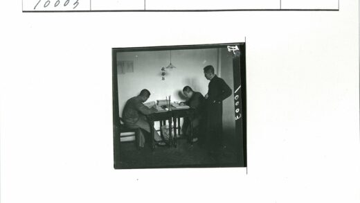 三人木桌前读写亚洲文字.jpg