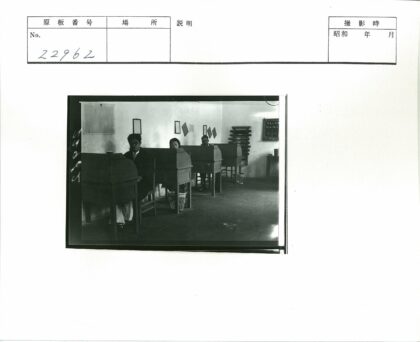 三人木桌前黑板教室讨论.jpg