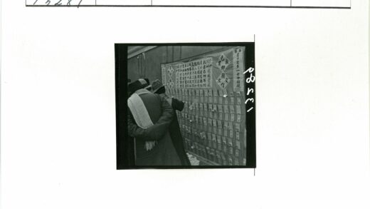 三人查看中文信件墙.jpg