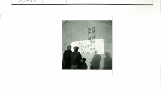 三人查看墙上海报.jpg