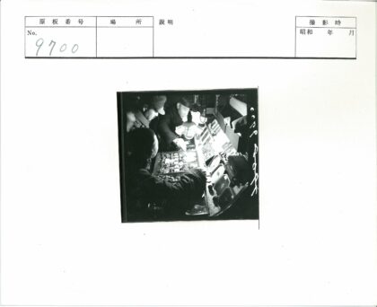 三人检查商品展示柜台.jpg