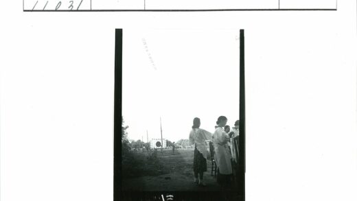 三人泥泞小路自然风光.jpg
