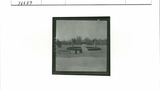 三人漫步石柱树篱花园.jpg