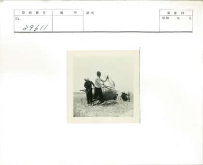 三人田间搬运干草劳作.jpg