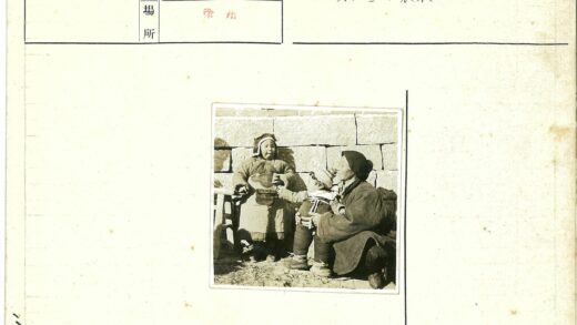 三人石墙旁合影.jpg