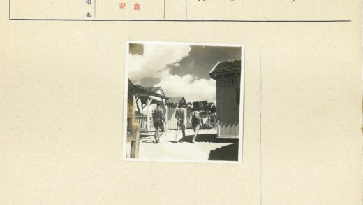 三人穿泳衣漫步沙滩木道.jpg