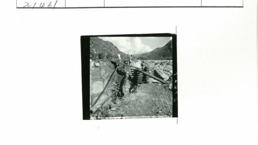 三人站在坍塌桥上远山晴空.jpg