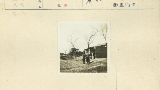 三人站在质朴建筑旁.jpg