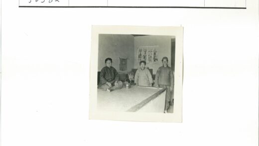 三人茶室聚会场景.jpg