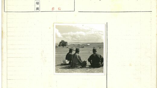 三人草地远望聚会.jpg