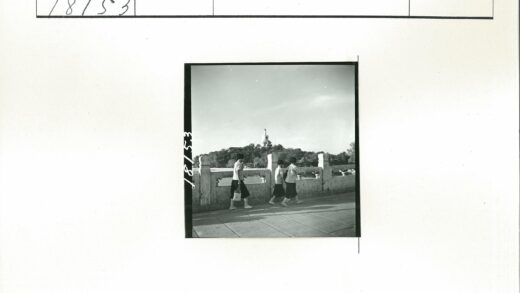 三人行于佛塔晴空下.jpg