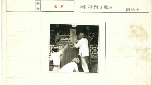 三人装饰木结构挂卷轴.jpg