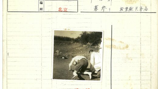 三人跪拜山林石景.jpg