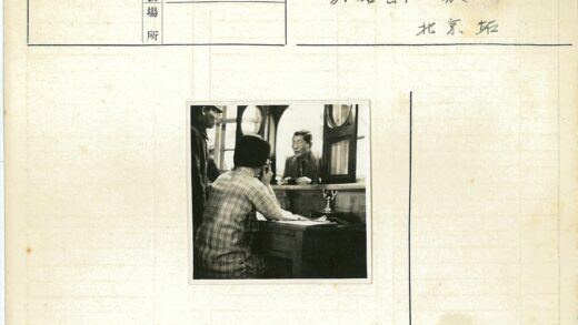 三人通话场景木桌背景.jpg