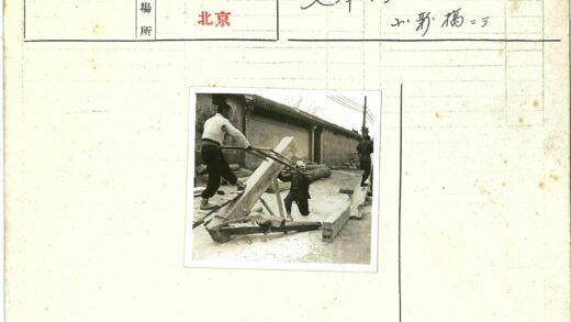 三人锯圆木户外工作场景.jpg