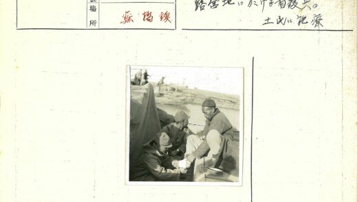 三人雪地互助救援场景.jpg