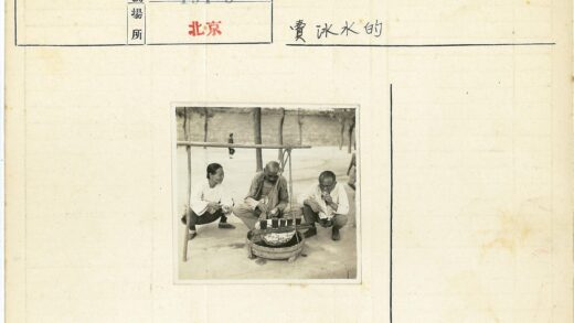 三人饮料摊前玻璃杯.jpg