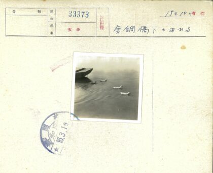 三只鸭子游向木船.jpg