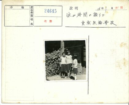 三孩站砖墙藤篱前合影.jpg