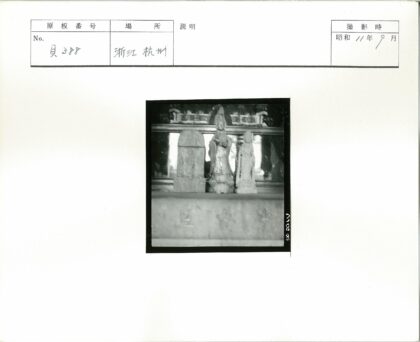 三座雕像并排展示.jpg