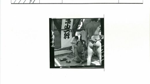 三男子垫上互动整理头发.jpg