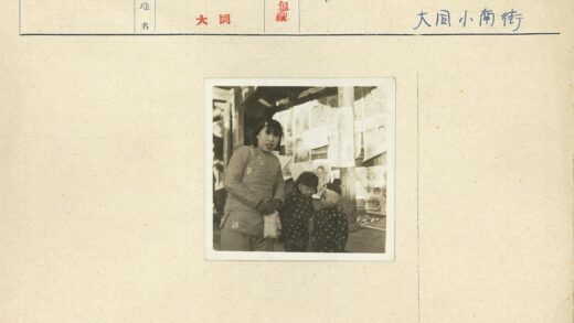 三童站墙前穿夹克戴帽.jpg