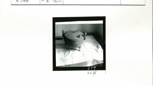 三脚锅靠在墙边.jpg
