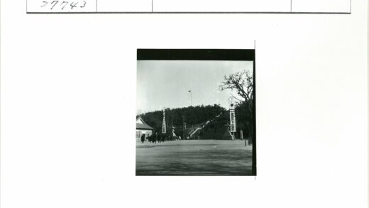 上坡楼梯人群聚集活动场景.jpg