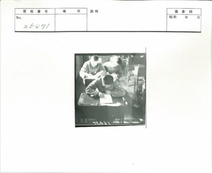 专心写作的学生们.jpg