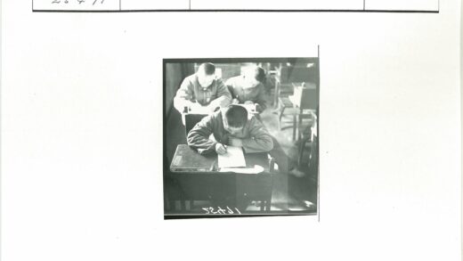 专心写作的学生们.jpg