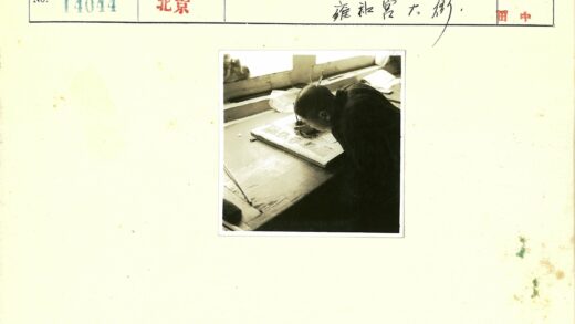 专注写作的学者.jpg