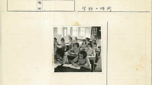 专注学习的学生与星空布告栏教室.jpg