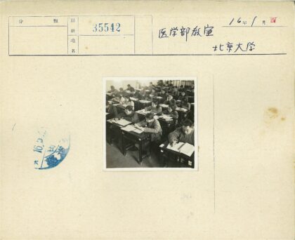 专注学习的学生课堂.jpg