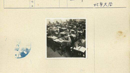 专注学习的学生课堂.jpg