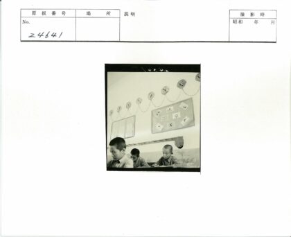 专注学习的男孩与创意教室背景.jpg