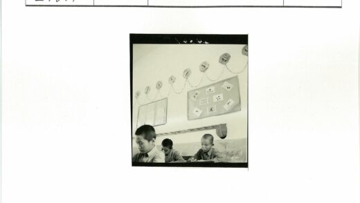 专注学习的男孩与创意教室背景.jpg