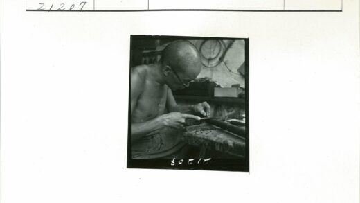 专注工作的男人与杂乱工作台.jpg