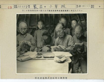 专注阅读的室内学习场景.jpg