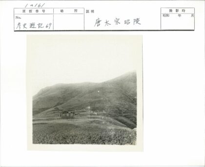 丘陵下的古老建筑群.jpg